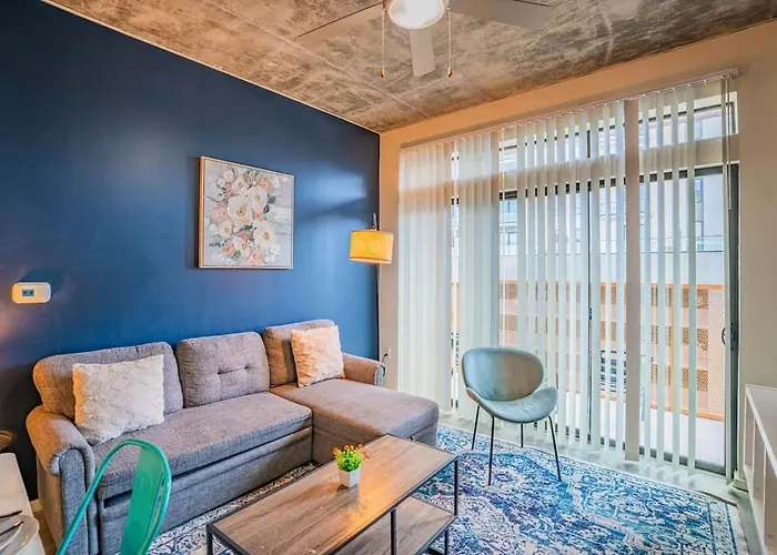 Detailed 2bd - Dt- Gym, Pool, Parking Sleep8 Apartment
