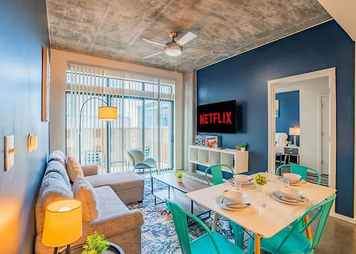 Detailed 2bd - Dt- Gym, Pool, Parking Sleep8 Apartment *