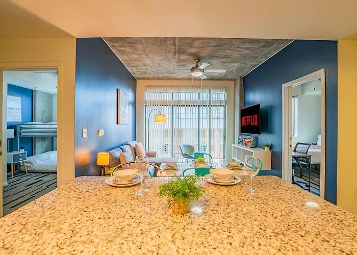 Detailed 2bd - Dt- Gym, Pool, Parking Sleep8 Apartment Phoenix