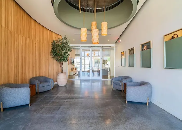Detailed 2bd - Dt- Gym, Pool, Parking Sleep8 * Phoenix