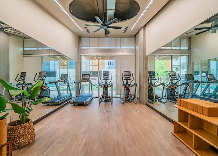 Detailed 2bd - Dt- Gym, Pool, Parking Sleep8 *
