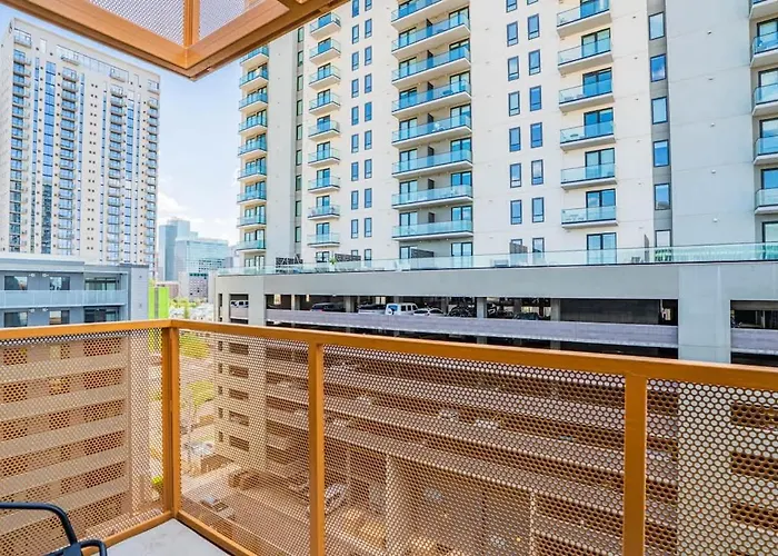 Detailed 2bd - Dt- Gym, Pool, Parking Sleep8 Apartment