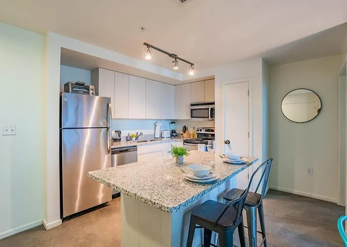 Detailed 2bd - Dt- Gym, Pool, Parking Sleep8 Apartment *