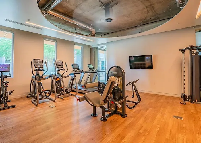 Apartment Detailed 2bd - Dt- Gym, Pool, Parking Sleep8 *