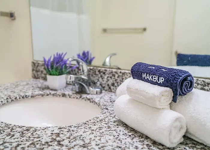 Detailed 2bd - Dt- Gym, Pool, Parking Sleep8 *