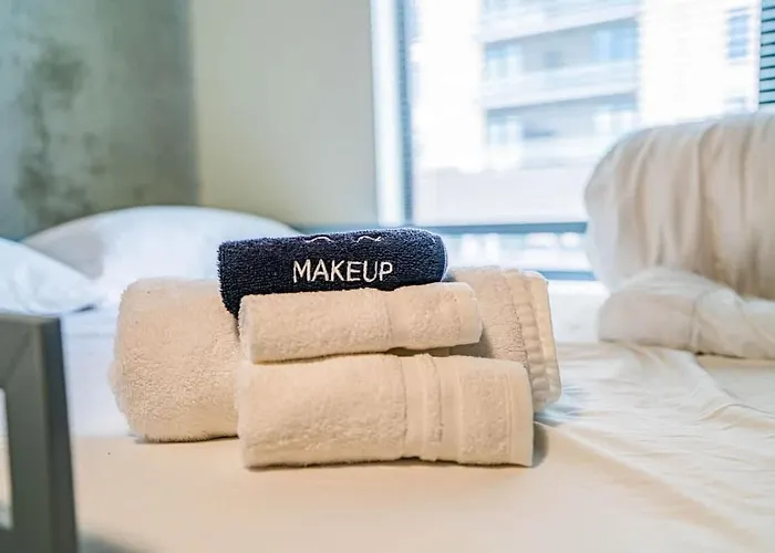 Detailed 2bd - Dt- Gym, Pool, Parking Sleep8 * Phoenix