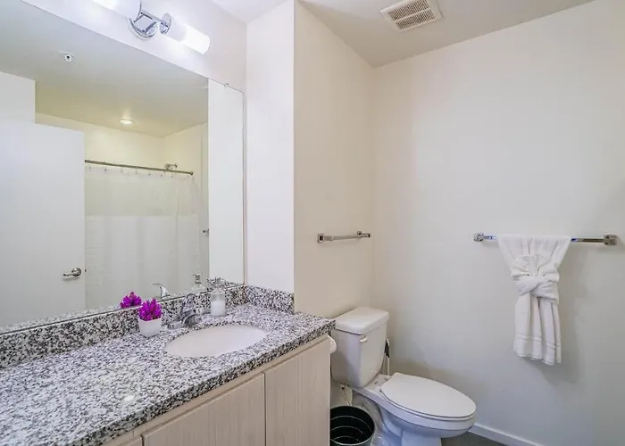 Apartment Detailed 2bd - Dt- Gym, Pool, Parking Sleep8 *