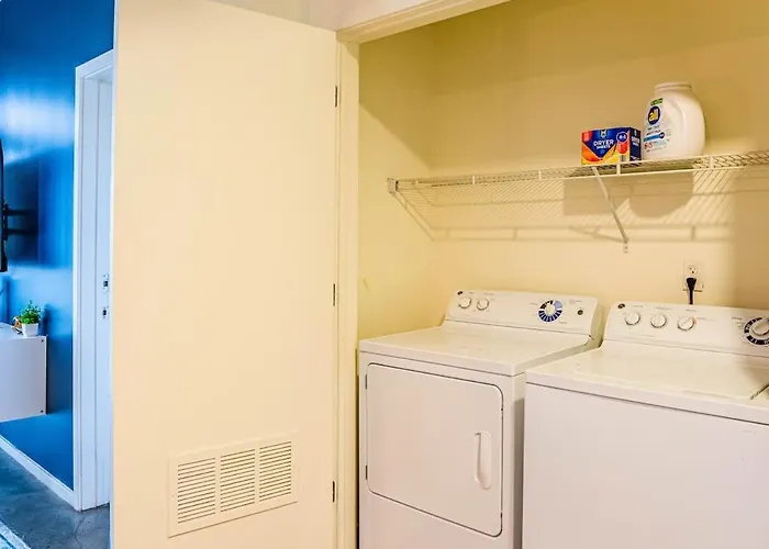 Detailed 2bd - Dt- Gym, Pool, Parking Sleep8 Phoenix