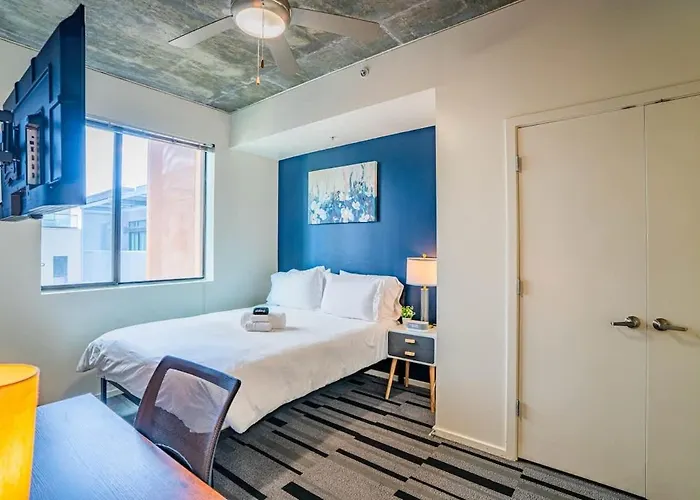 Detailed 2bd - Dt- Gym, Pool, Parking Sleep8 *
