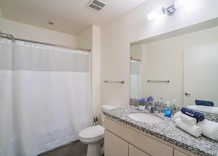 Detailed 2bd - Dt- Gym, Pool, Parking Sleep8 Phoenix
